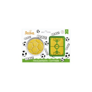 Kit 2 Tagliapasta  tema Calcio , pallone e campo da calcio     in Plastica    6,5 diametro  e 5,6 x 7,5 H 2,2  Cm DECORA