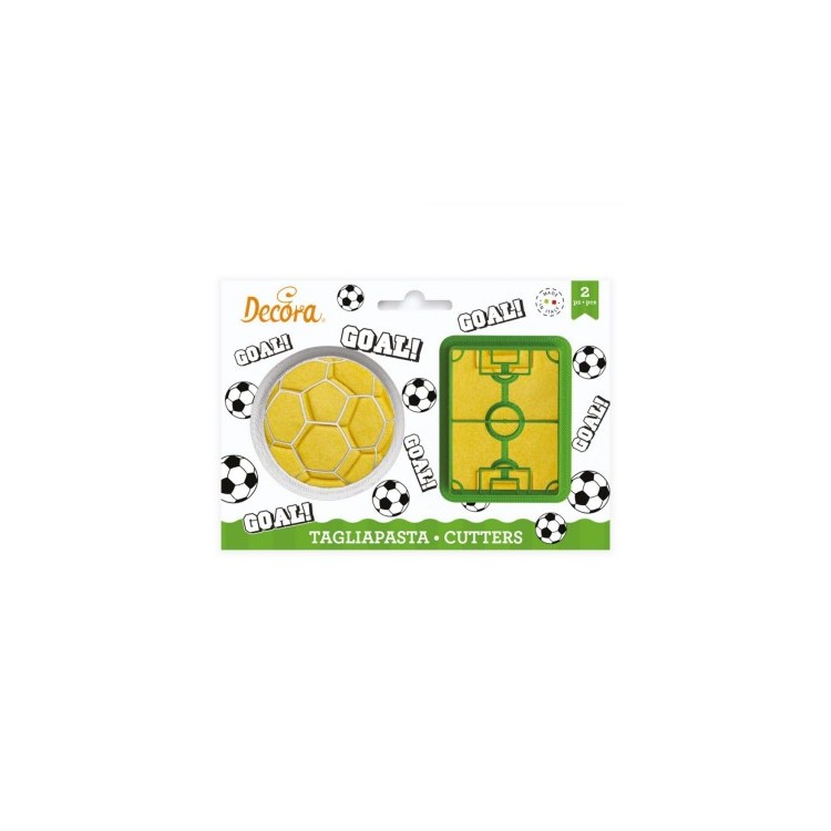 Kit 2 Tagliapasta  tema Calcio , pallone e campo da calcio     in Plastica    6,5 diametro  e 5,6 x 7,5 H 2,2  Cm DECORA