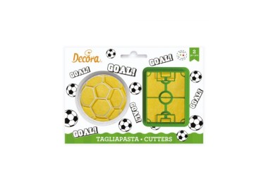 Kit 2 Tagliapasta  tema Calcio , pallone e campo da calcio     in Plastica    6,5 diametro  e 5,6 x 7,5 H 2,2  Cm DECORA