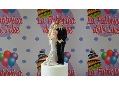 Personaggi per Torte: Sposi con Bouquet di fiori   / Cake Topper / STATUINA SPOSI CON BOUQUET DI FIORI  per Matrimonio - L 7 cm x H 15 cm - 1 pezzo