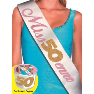 FASCIA CON SCRITTA GLITTER MISS 50ENNE IN CONFEZIONE REGALOLunghezza 96 cm x 11 cm larghezza - fascia in poliestere - 1 pezzo