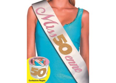 FASCIA CON SCRITTA GLITTER MISS 50ENNE IN CONFEZIONE REGALOLunghezza 96 cm x 11 cm larghezza - fascia in poliestere - 1 pezzo