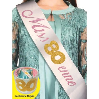 FASCIA CON SCRITTA GLITTER MISS 80 ENNE IN CONFEZIONE REGALOLunghezza 96 cm x 11 cm larghezza - fascia in poliestere - 1 pezzo