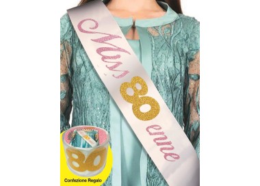FASCIA CON SCRITTA GLITTER MISS 80 ENNE IN CONFEZIONE REGALOLunghezza 96 cm x 11 cm larghezza - fascia in poliestere - 1 pezzo