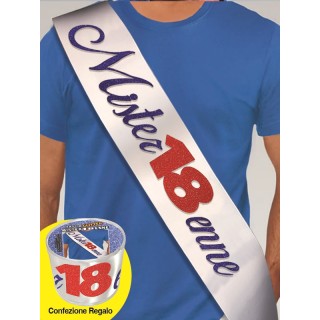 FASCIA CON SCRITTA GLITTER MISTER 18ENNE IN CONFEZIONE REGALOLunghezza 96 cm x 11 cm larghezza - fascia in poliestere - 1 pezzo