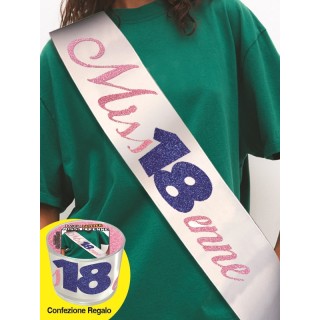 FASCIA CON SCRITTA GLITTER MISTER 18ENNE IN CONFEZIONE REGALOLunghezza 96 cm x 11 cm larghezza - fascia in poliestere - 1 pezzo