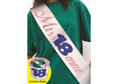 FASCIA CON SCRITTA GLITTER MISTER 18ENNE IN CONFEZIONE REGALOLunghezza 96 cm x 11 cm larghezza - fascia in poliestere - 1 pezzo